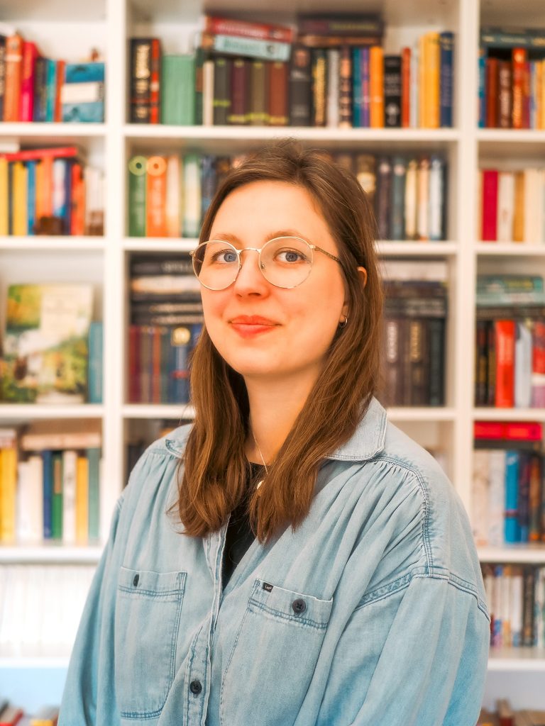 Teamfoto Jukes Studio Rike vor einem Bücherregal, Online Marketing für deinen Erfolg