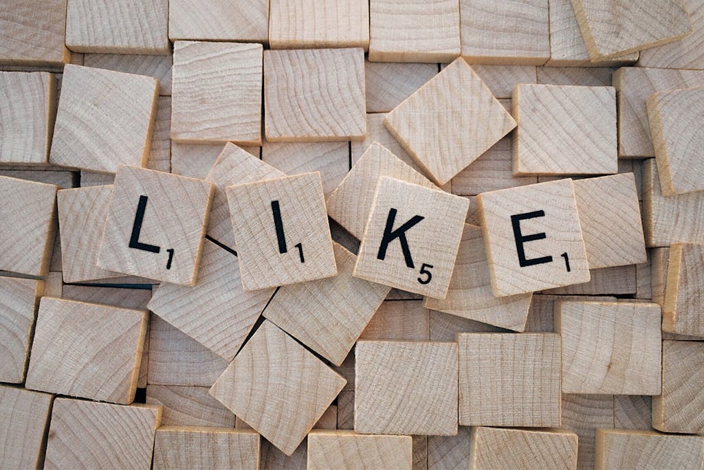 Scrabble Steine mit dem Wort "Like" für Social-Media-Marketing