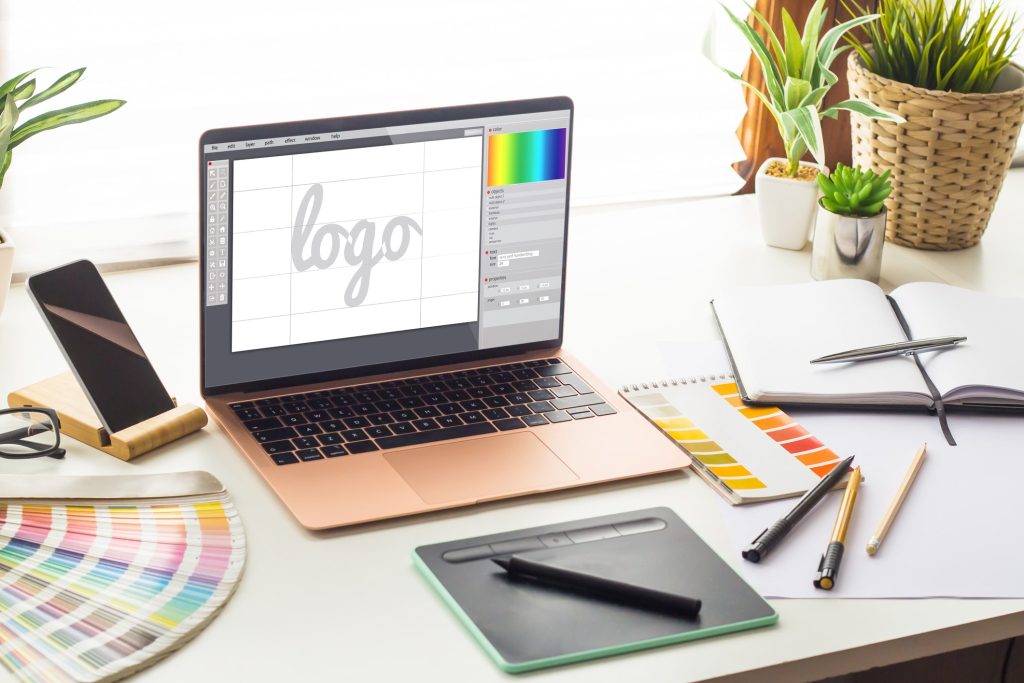 Laptop auf einem Schreibtisch mit Logodesign für die Website Erstellung